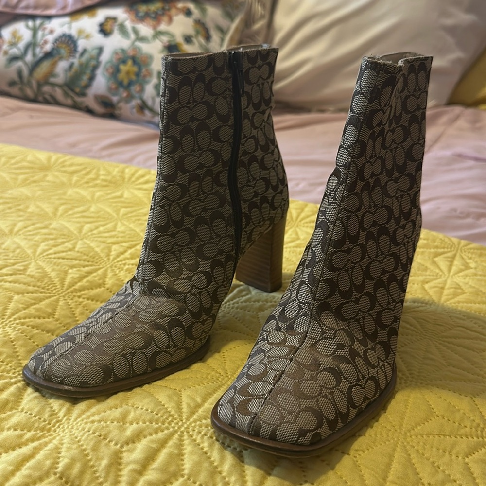 Women’s booties Coach size 6 tan and beige coach logo zip up sides Y2K.